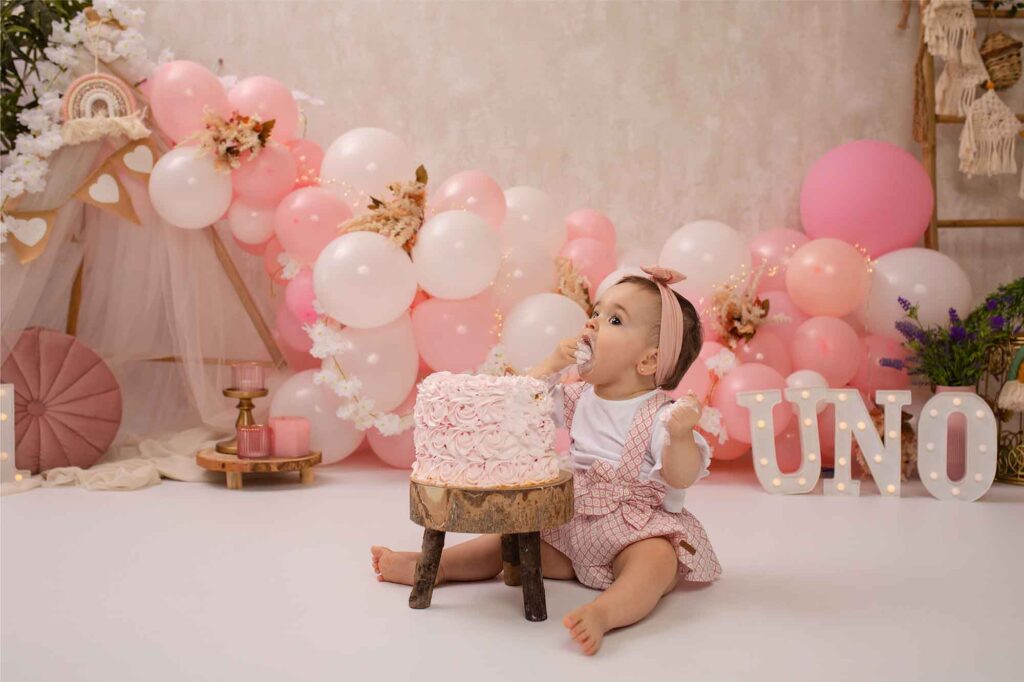 bebe comiendo tarta
