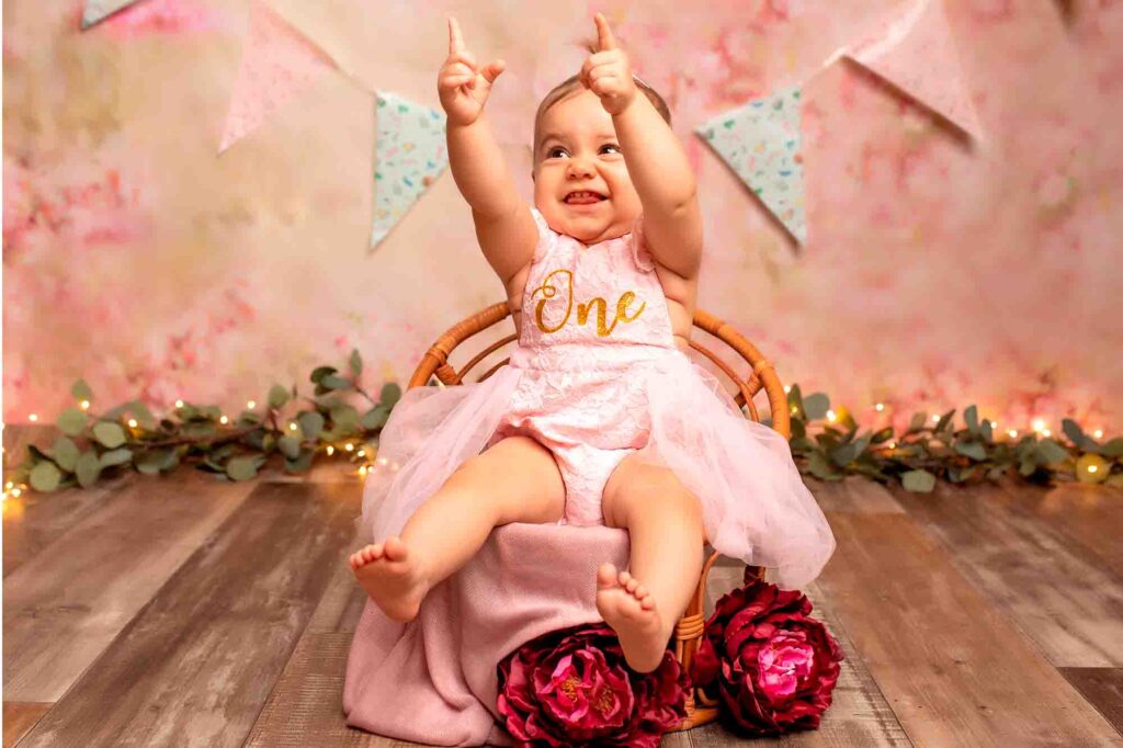 bebe señalando