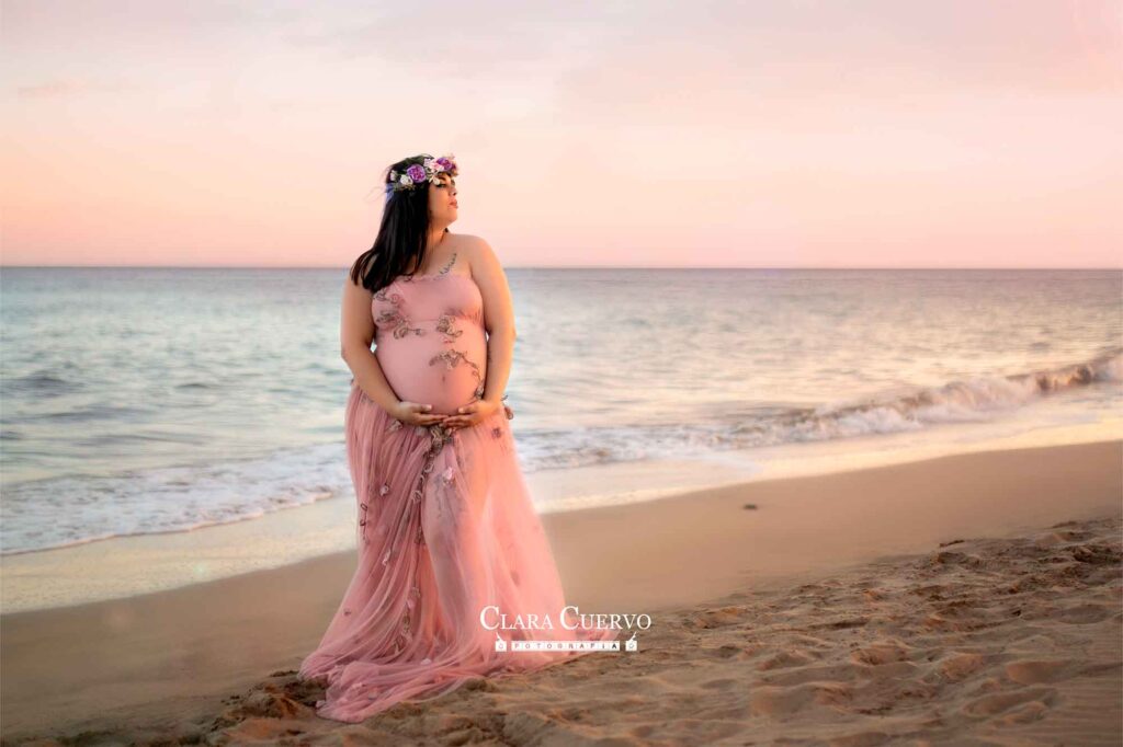 mujer en la playa vestido rosa
