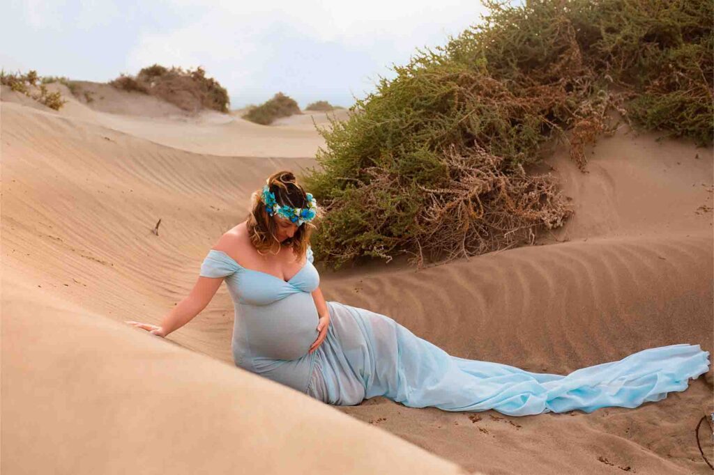 mujer tumbada en las dunas